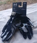 New Under Armour Pee Wee F8 Football Gloves Black. Fixed Price $24.00.